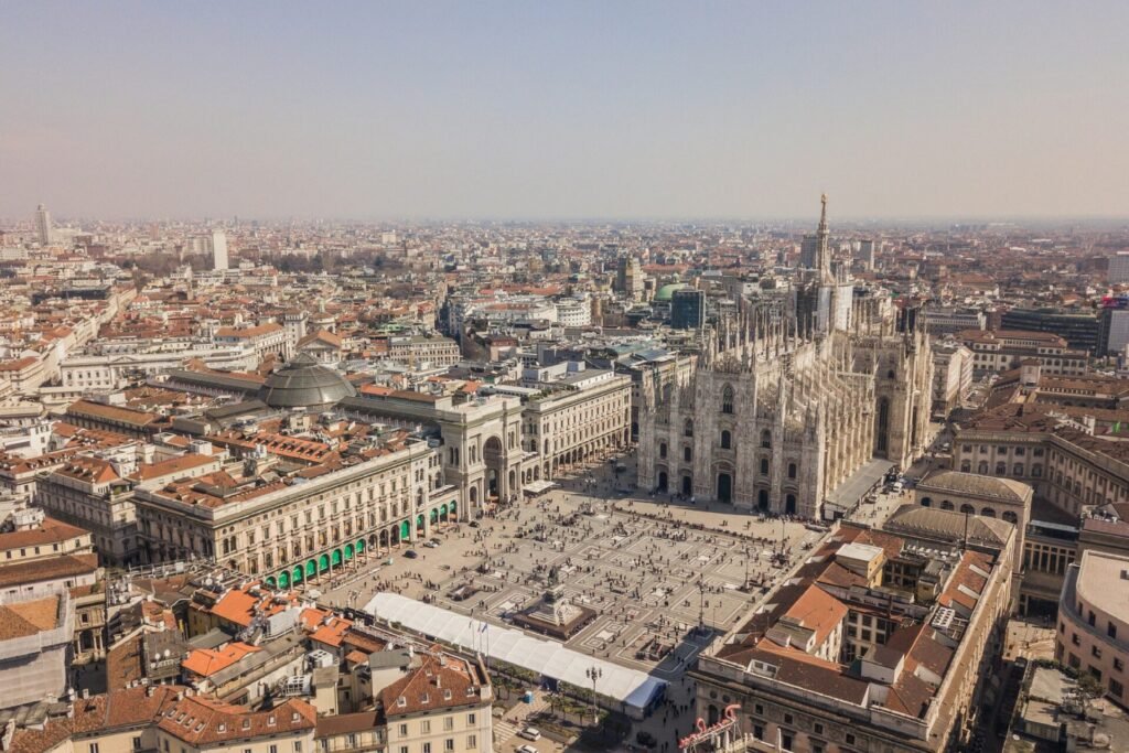 Vista aérea do Duomo de Milão, da Galeria Vittorio Emanuele II e da Piazza del Duomo - Milão