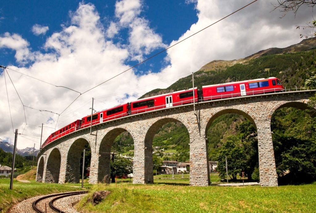 Viaduto espiral na parada em Brusio – Trem Bernina Express.
