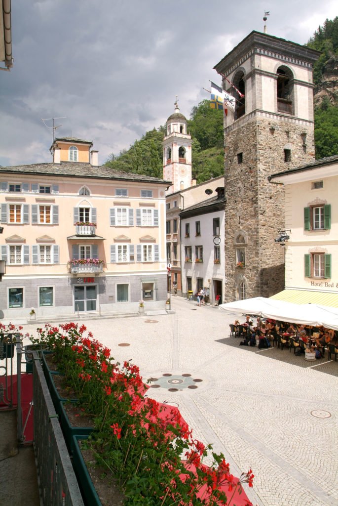 Praça central de Poschiavo nos Alpes suíços