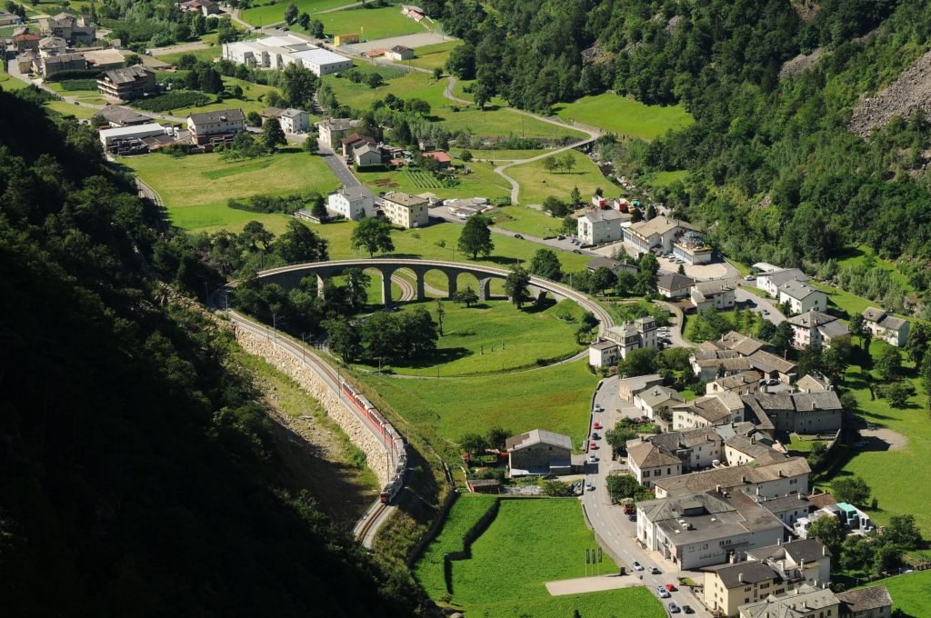 Vista do viaduto espiral na parada em Brusio – Trem Bernina Express