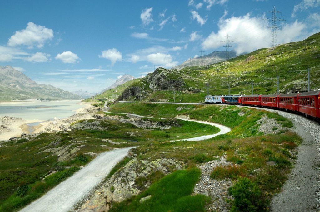 Trem Bernina Express percorrendo a ferrovia rética