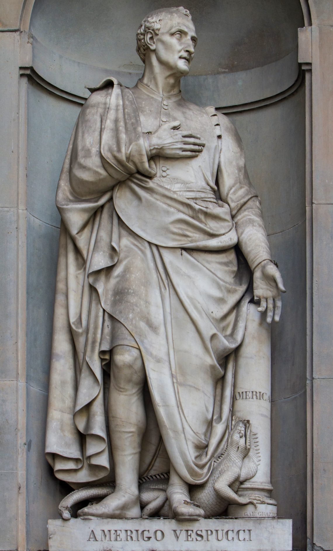 Estátua de Américo Vespucci, navegador que deu o nome ao continente americano, na fachada da Galleria degli Uffizi.