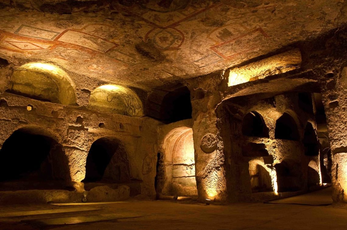 Catacumbas de San Gennaro, no subsolo da cidade, cuja vastidão e atmosfera misteriosa deixam impressionados.