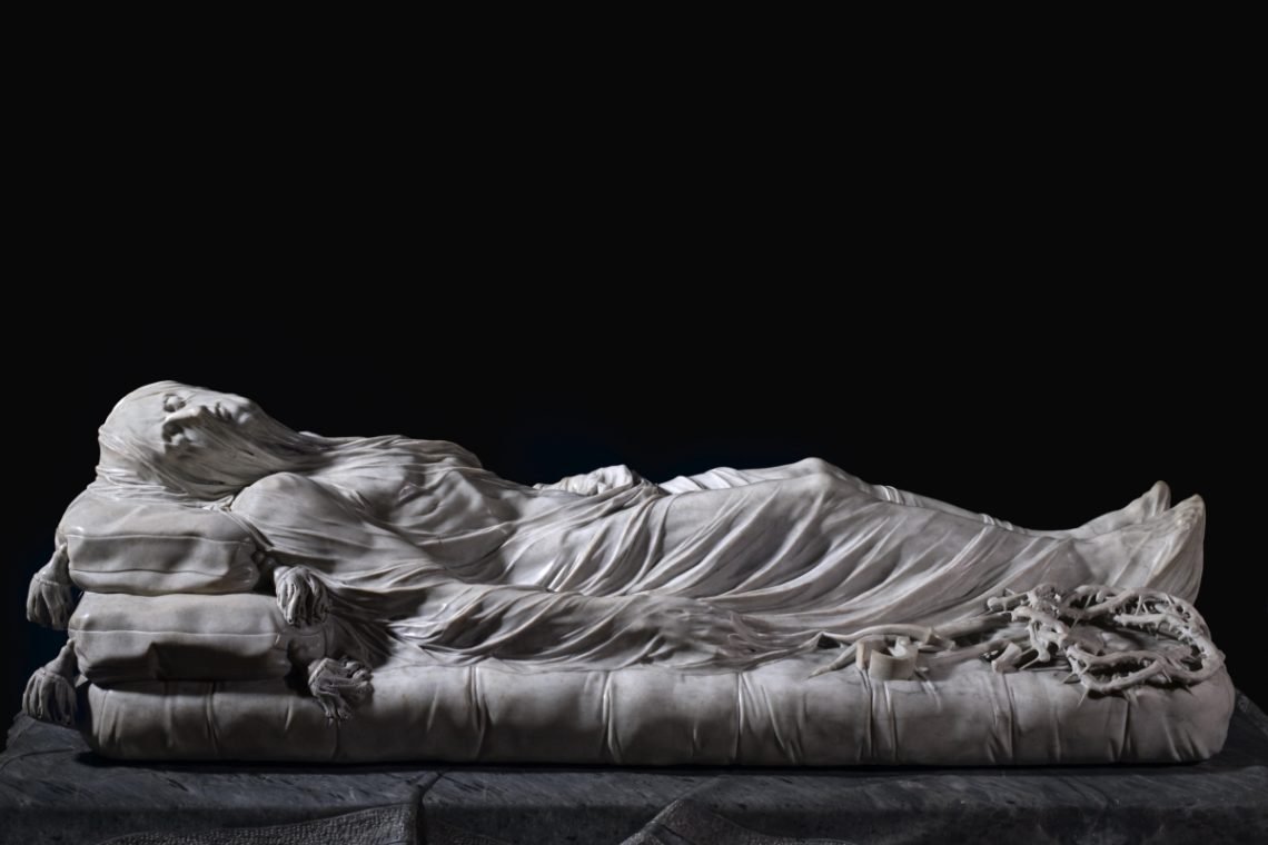 O Cristo velato (1753), do escultor Giuseppe Sanmartino, uma das estátuas mais famosas contidas na Capela de San Severo. 