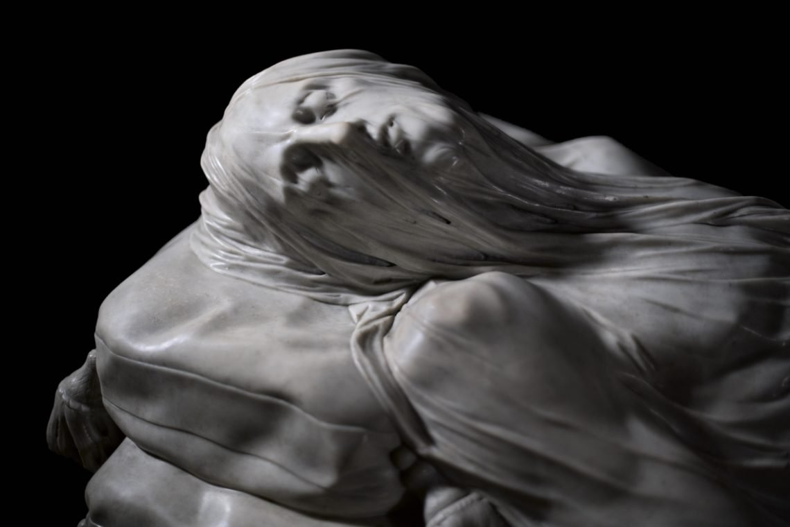 O Cristo velato (1753), do escultor Giuseppe Sanmartino, uma das estátuas mais famosas contidas na Capela de San Severo. 