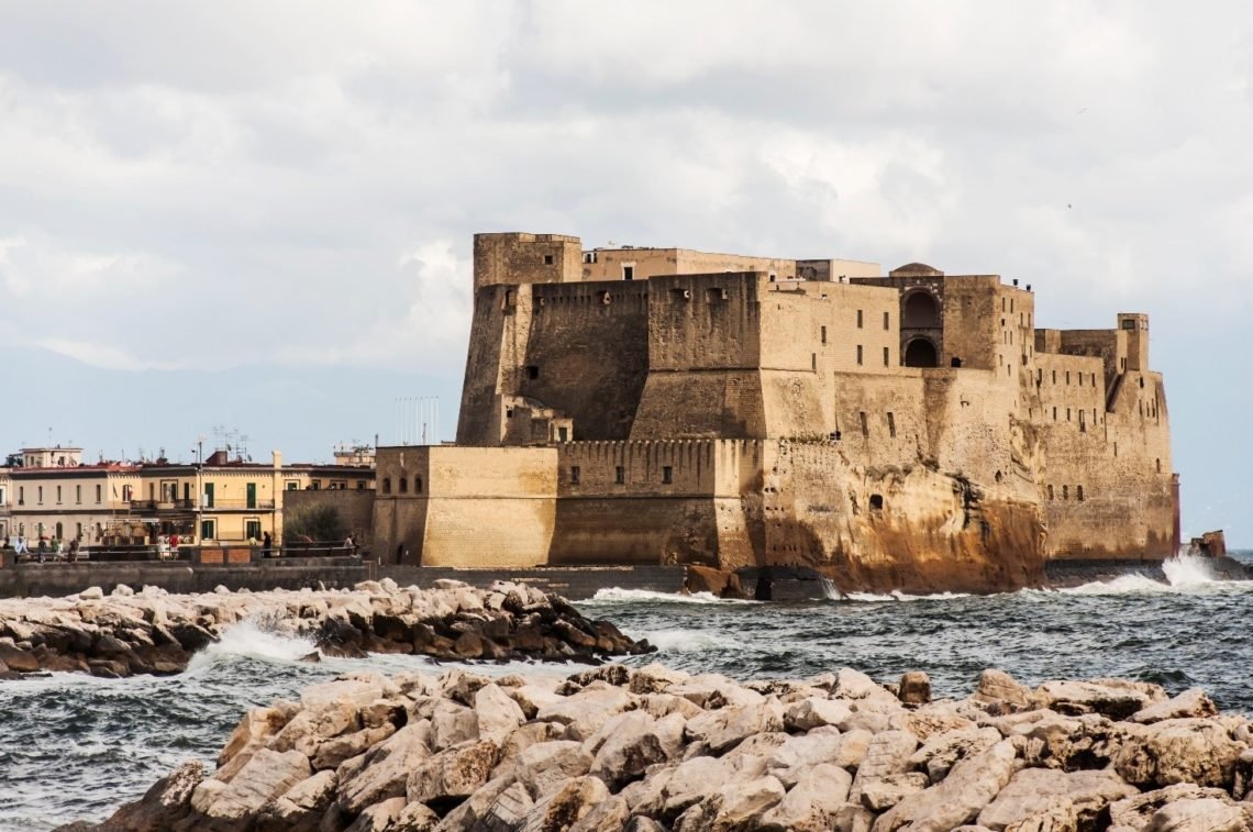 O famoso Castelo do Ovo na orla de Nápoles, dentro do qual estaria escondido o ovo-talismã que protege a cidade.