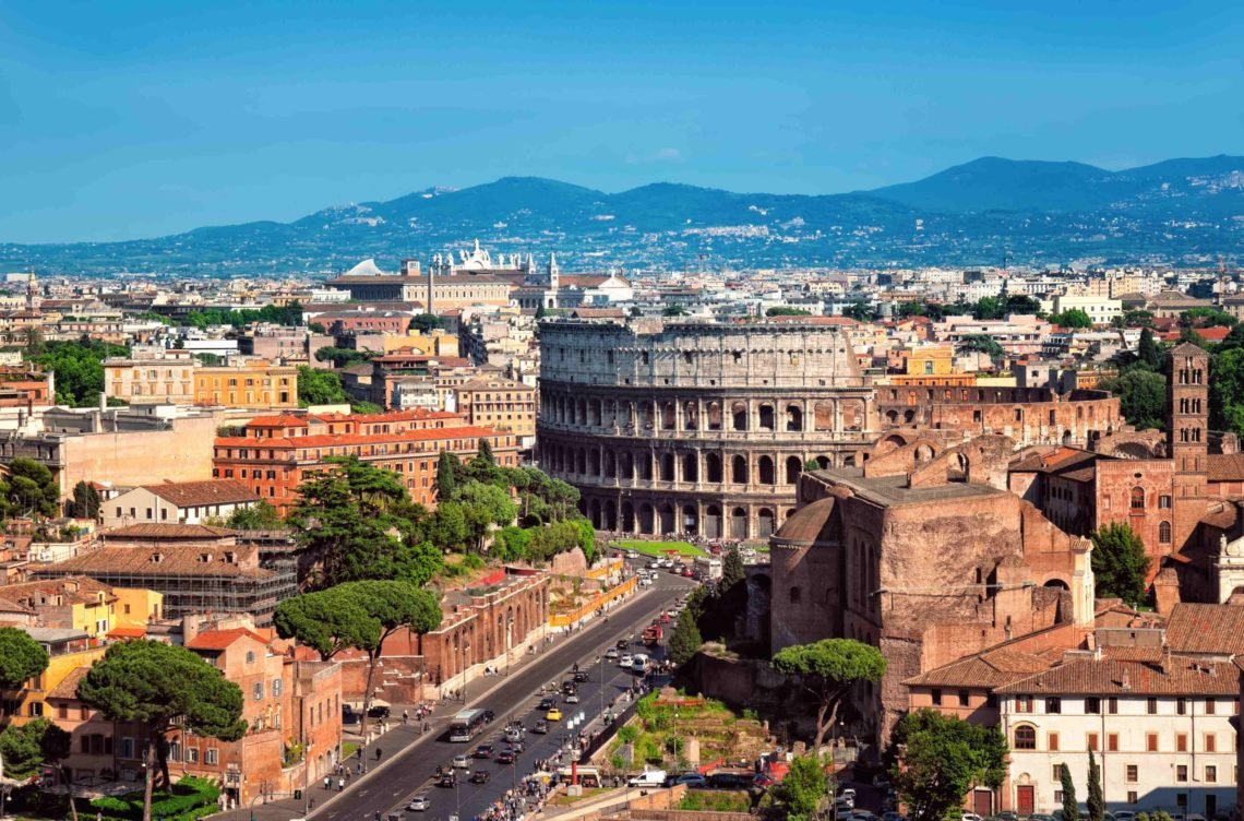 Coliseu abraçado pela cidade de Roma