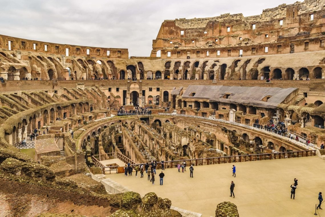 Interior do Coliseu em Roma.