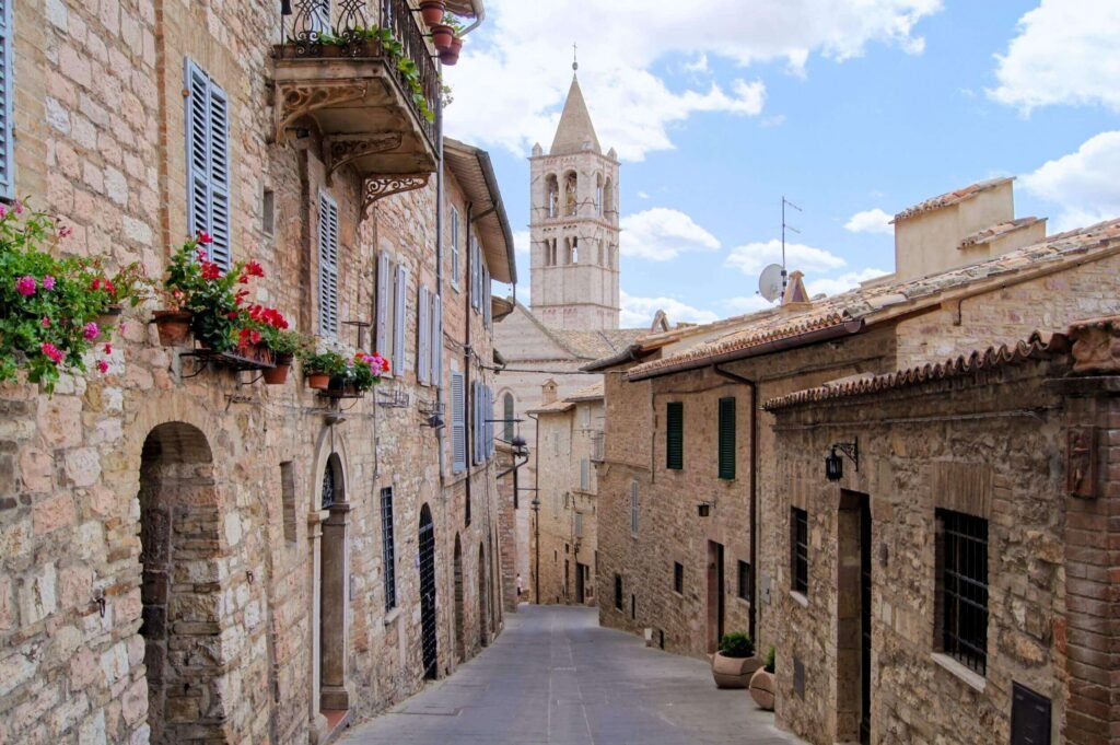 Rua em Assis com a Igreja de Santa Chiara ao fundo