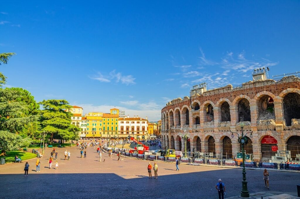 Centro histórico de Verona Piazza Bra e arena, Itália.