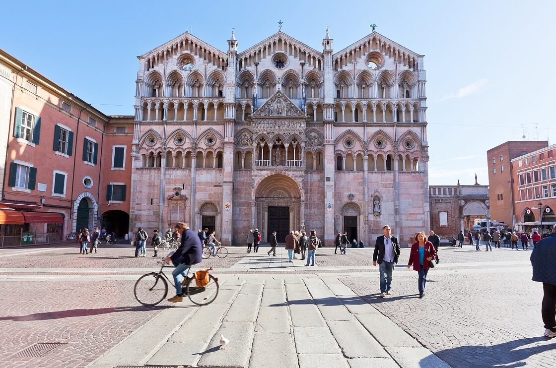 Piazza Cattedrale de Ferrara, Itália.