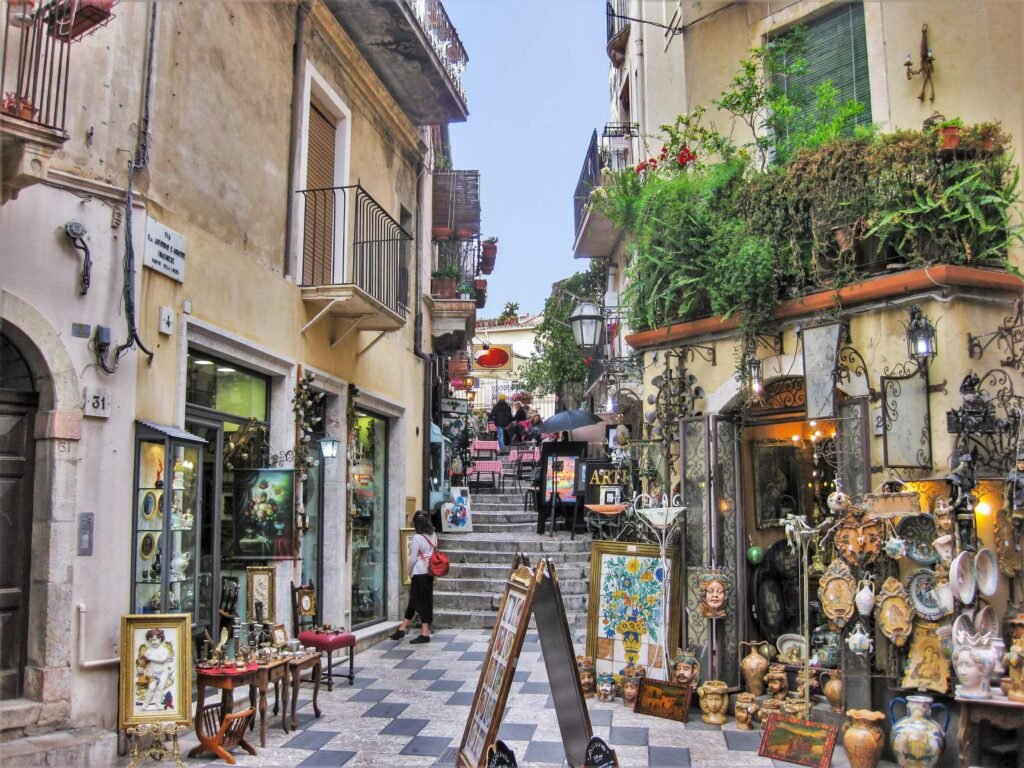 Rua no centro de Taormina, Sicília. Faz parte do roteiro Itália 17 dias.