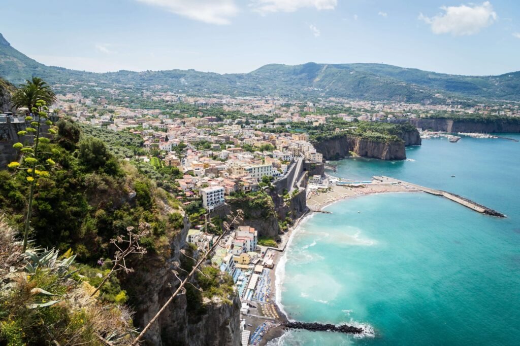 Vista da costa de Sorrento, Sul da Itália.