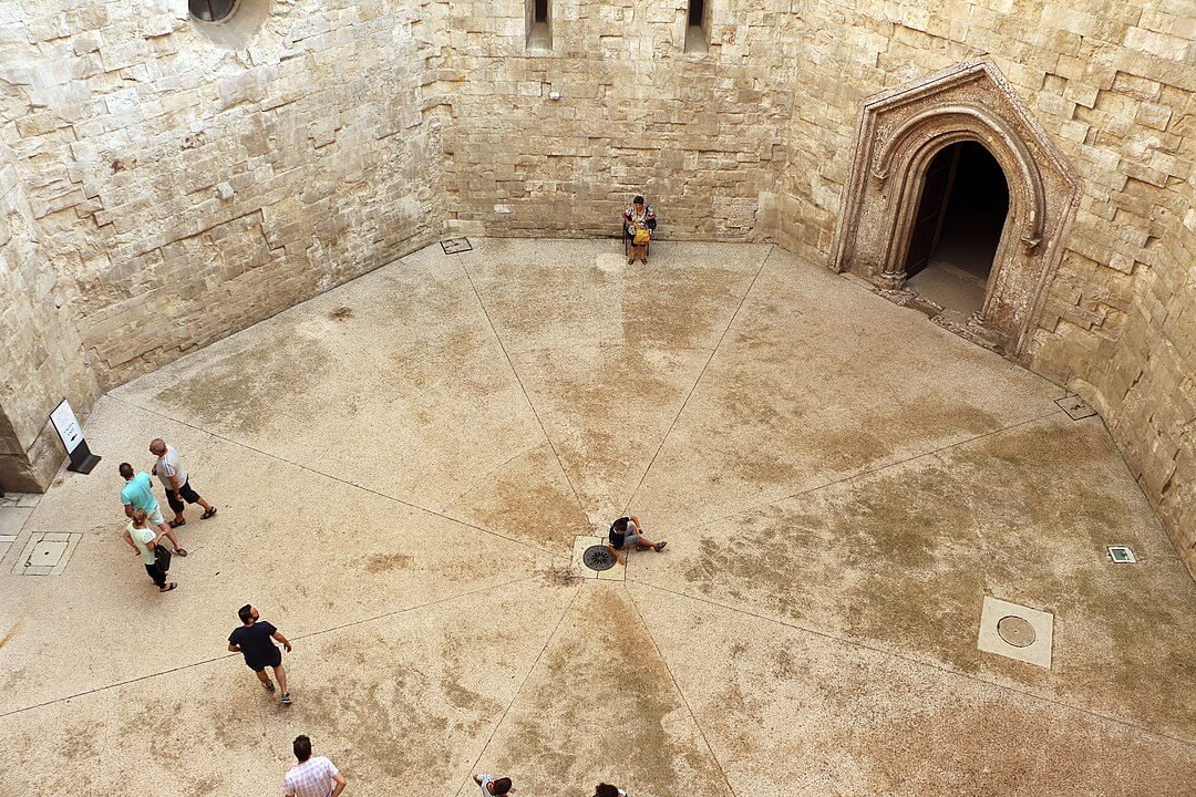 Pátio interno do Castel del Monte, Puglia.