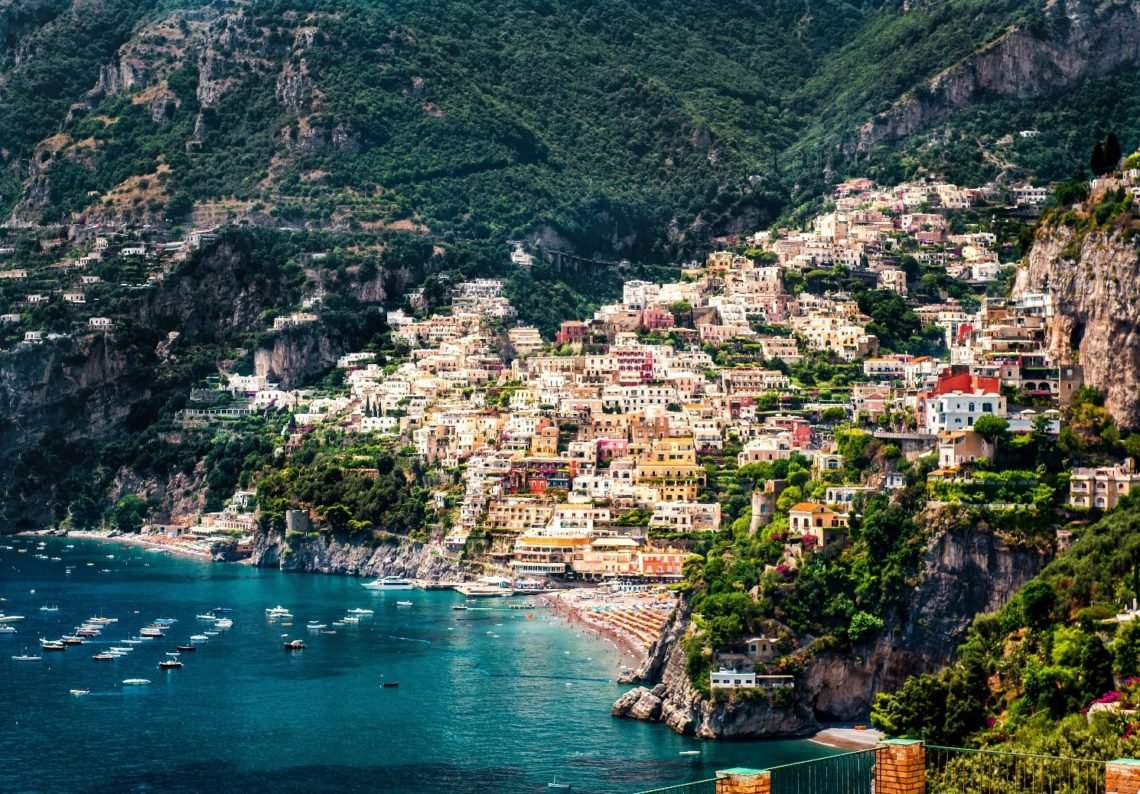A encantadora cidade de Positano, com suas casinhas coloridas construídas sobre o penhasco. 