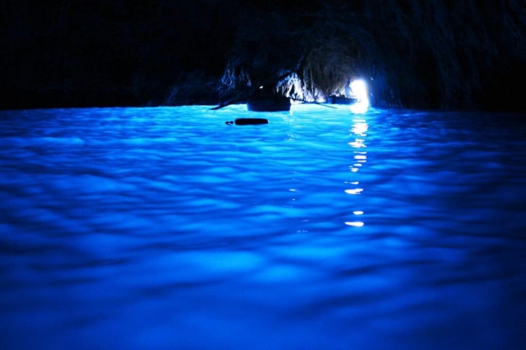 A estupenda Grotta Azzurra de Capri, com o efeito da luz azul no seu interior.
