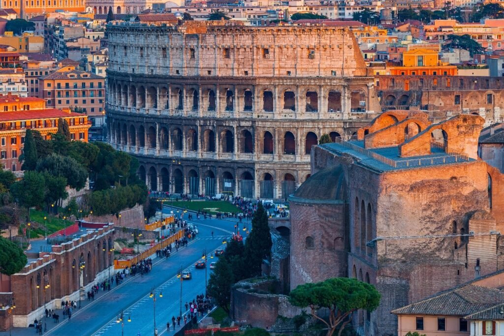 Coliseu abraçado pela cidade de Roma
