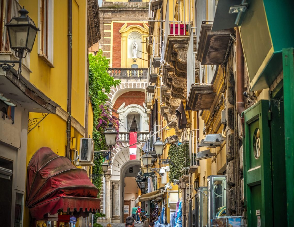Rua em Sorrento com duomo ao fundo