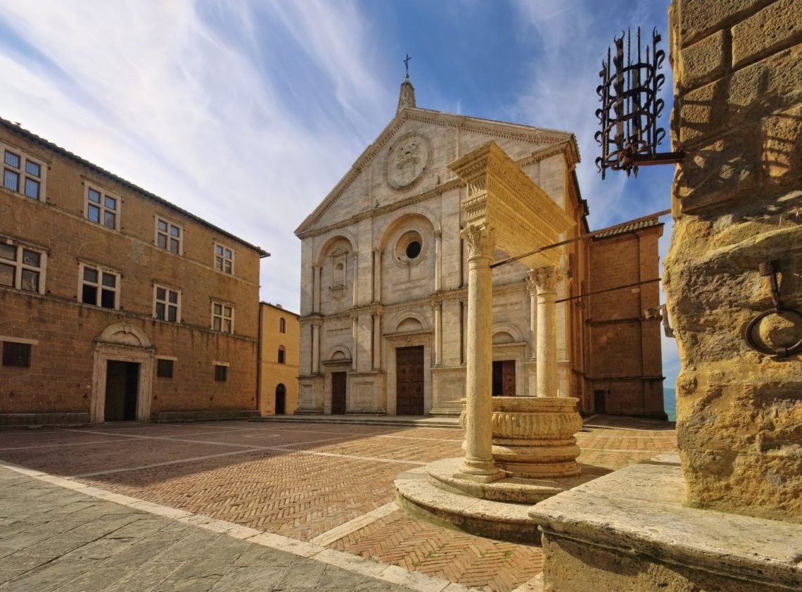Piazza Pio II, coração da cidade, construída segundo os paradigmas de harmonia e perfeição do Renascimento: permanece até hoje intacta, qual Pio II e Rossellino a conceberam. 