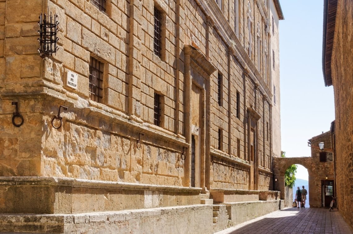 Prédio Piccolomini de Pienza, no estilo renascimental que Rossellino herdou do seu grande mestre Leon Battista Alberti.