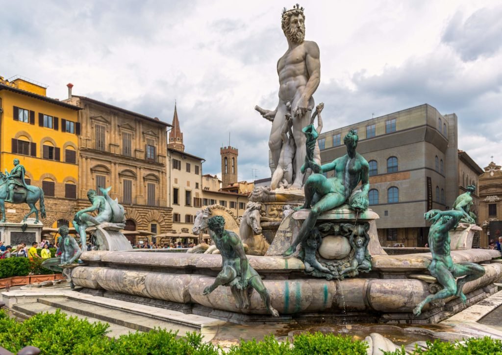 A imponente Estátua de Netuno, localizada na Piazza della Signoria, em Florença.