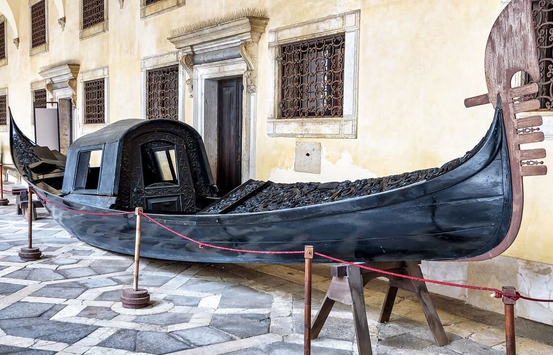Gôndola com felze, Palazzo Ducale, Veneza.