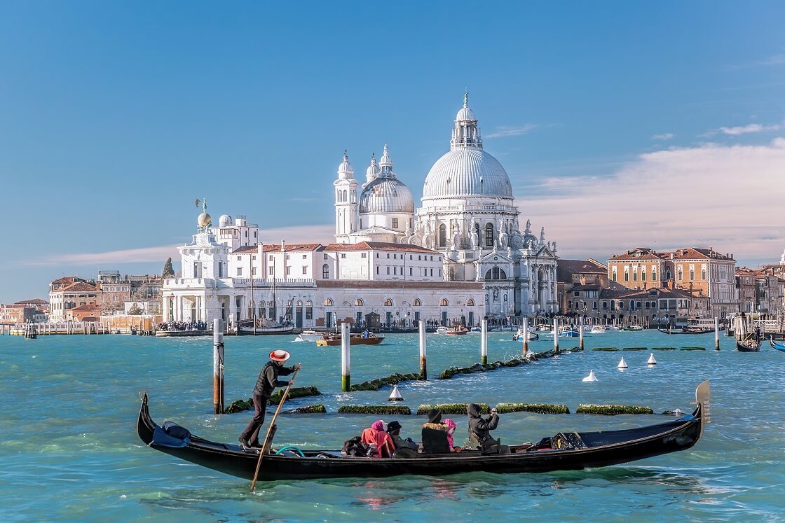 Gôndolas navegando pelo Grande Canal com a Basílica de Santa Maria della Salute ao fundo
