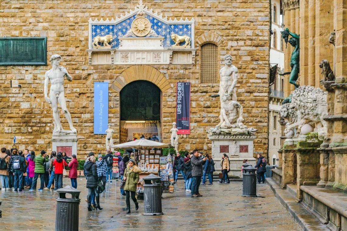 Entrada do Palazzo Vecchio na Piazza della Signoria, com réplica do David de Michelangelo à esquerda, colocada no lugar da estátua original