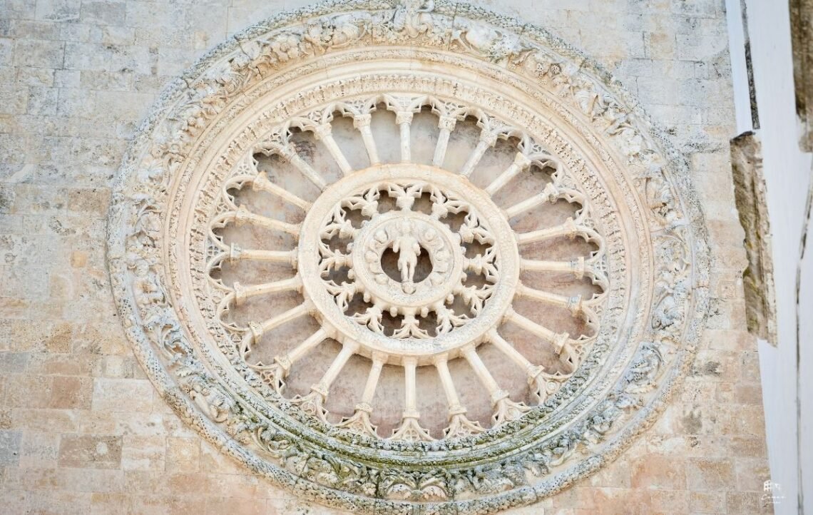 Detalhe da rosácea da Catedral de Ostuni.