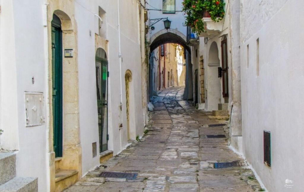 Rua típica do centro histórico de Ostuni.