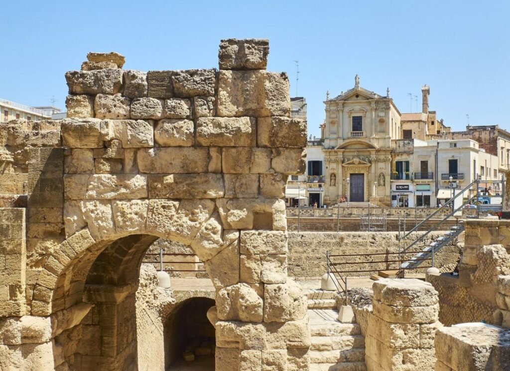 Lecce - detalhe da entrada do anfiteatro romano na Piazza Santo Oronzo. Foto: Alvaro German Vilela / Bigstock.