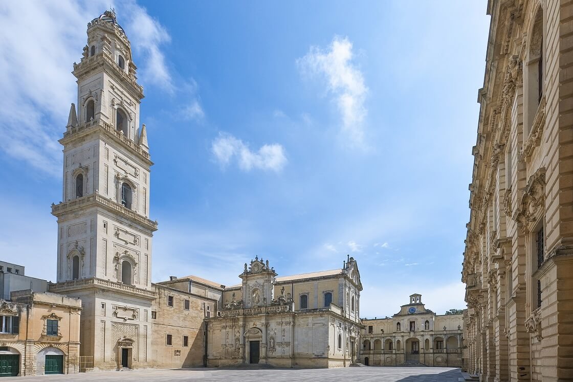 Praça da Catedral com o campanário em destaque.
