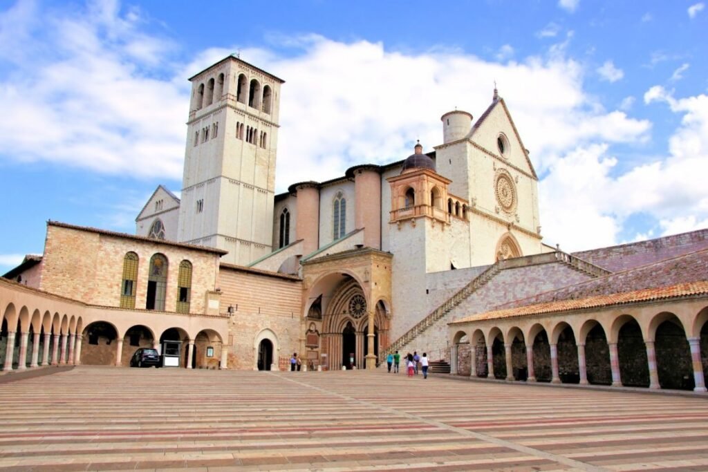 Basílica de São Francisco de Assis vista do nível inferior.