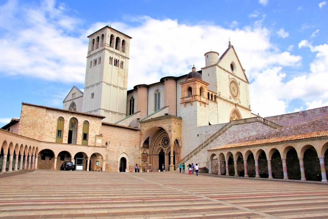 Basílica de São Francisco de Assis vista do nível inferior. 