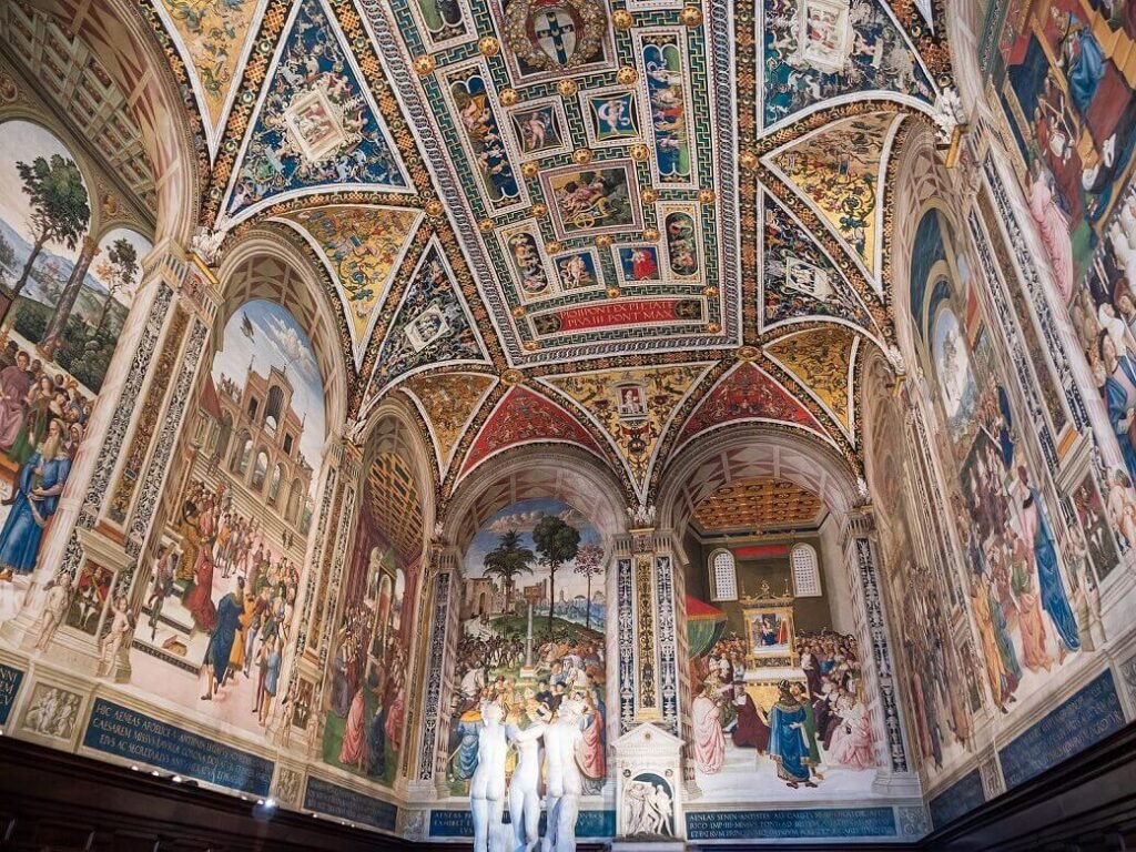 Interior da Biblioteca Piccolomini na Catedral de Siena com Três Graças e Afrescos de Pinturicchio.