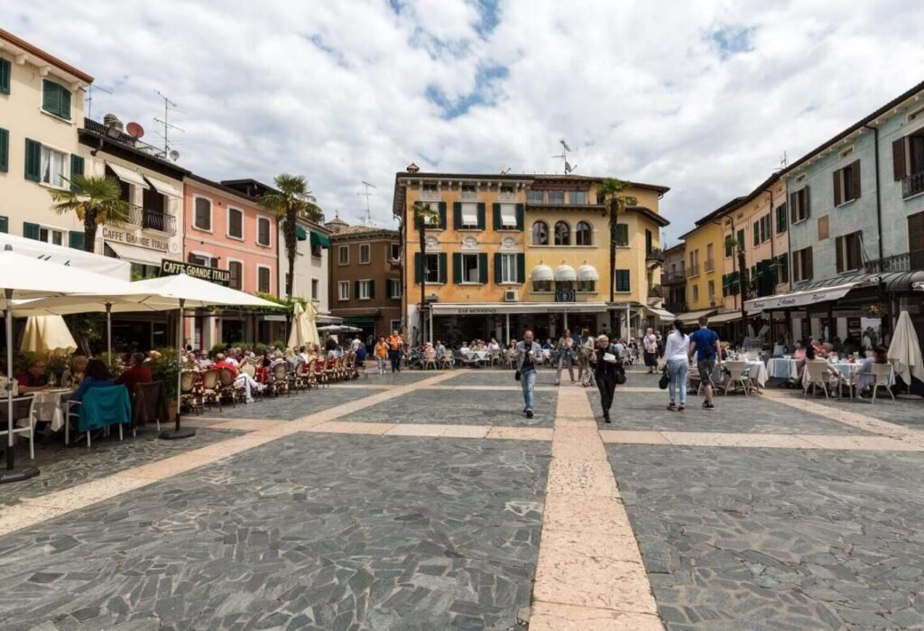 Piazza Castello, Sirmione - Lago de Garda.