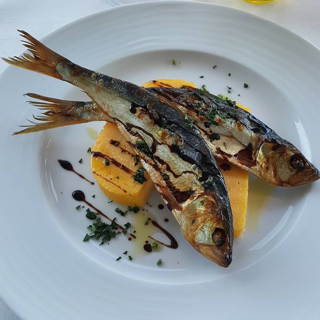 Polenta gialla e misultitt, prato típico da região de Como.
