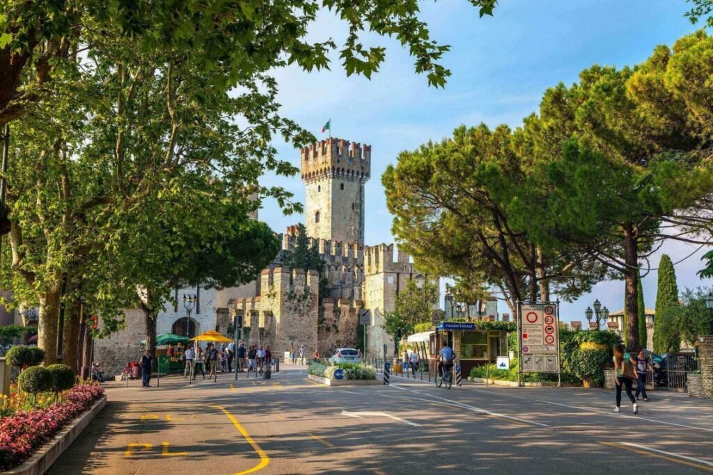 Certamente uma das joias do Lago de Garda e de todo o norte da Itália, Sirmione é famosa internacionalmente seja pela beleza de sua paisagem, seja pelas suas salutíferas águas termais. A cidade, no entanto, tem também muito a oferecer em termos de história, cultura e lazer: conheça um pouco melhor este lugar romântico e fascinante, amado pelo poeta latino Catulo, que o imortalizou em seus versos definindo Sirmione “menina-dos-olhos de todas as ilhas e penínsulas”.