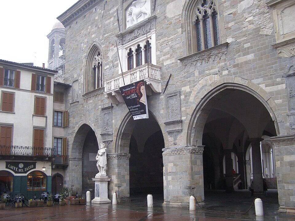 Piazza Vecchia de Bérgamo - Caffè del Tasso e estátua de Torquato Tasso.