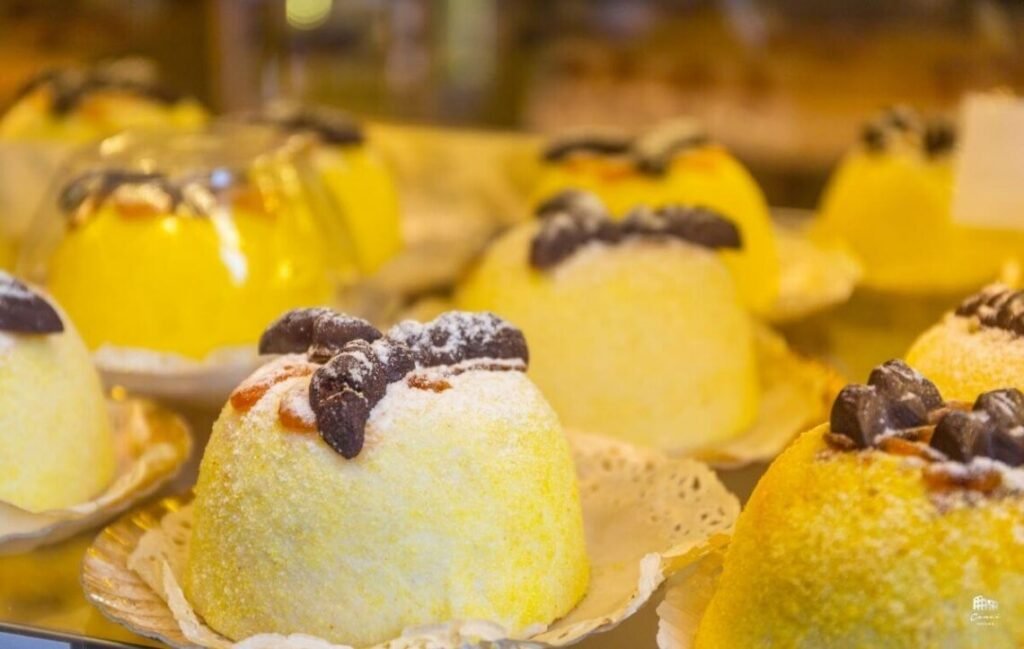 Polenta e osei - sobremesa típica de Bérgamo. Foto: Patryk_Kosmider | Getty Images / Canva