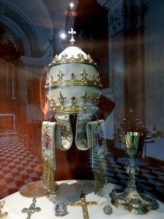 Tiara e cálice do Papa João XXIII expostos no Duomo de Bérgamo.
