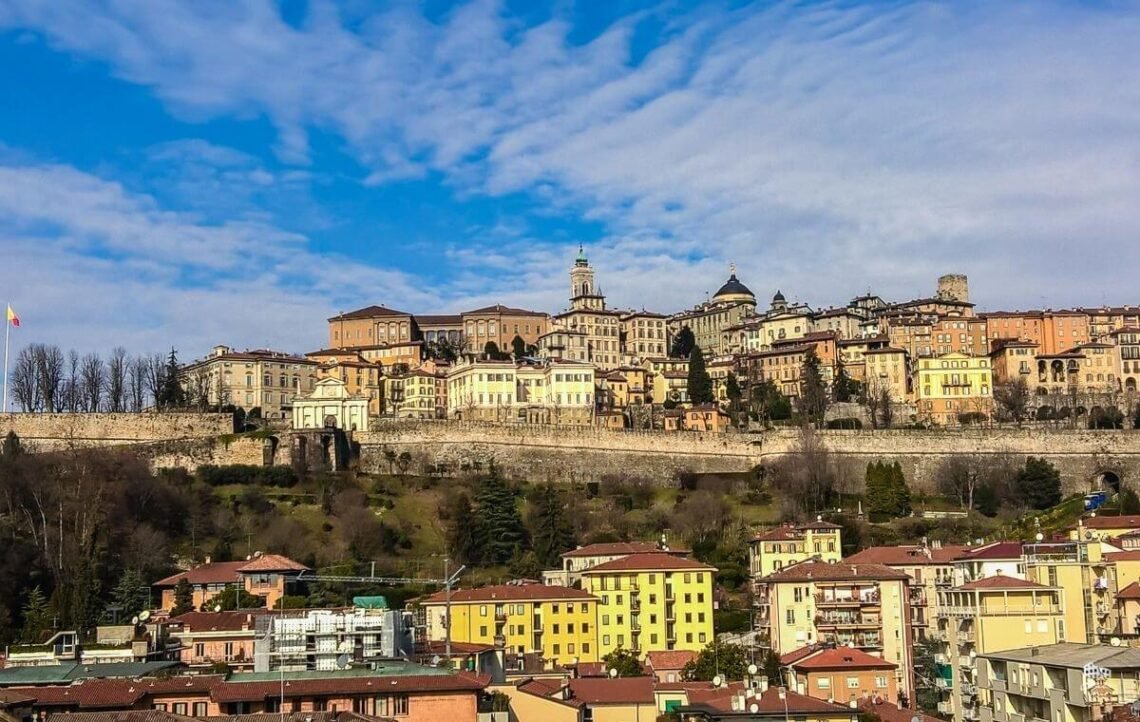 Vista panorâmica de Bérgamo cercada pelas muralhas venezianas.