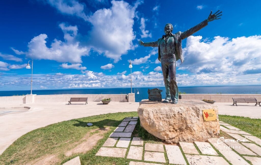 Estátua de Domenico Modugno em Polignano a Mare -Puglia