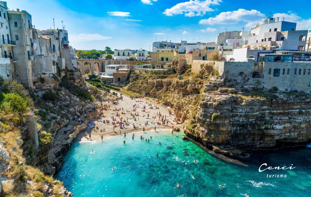 Praia Lama Monachile, Cala Porto em Polignano a Mare. Foto: Michal Ludwiczak de Getty Images / Canva