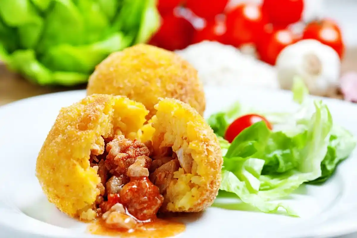 Arancini sicilianos, bolinhos de arroz fritos típicos da Sicília