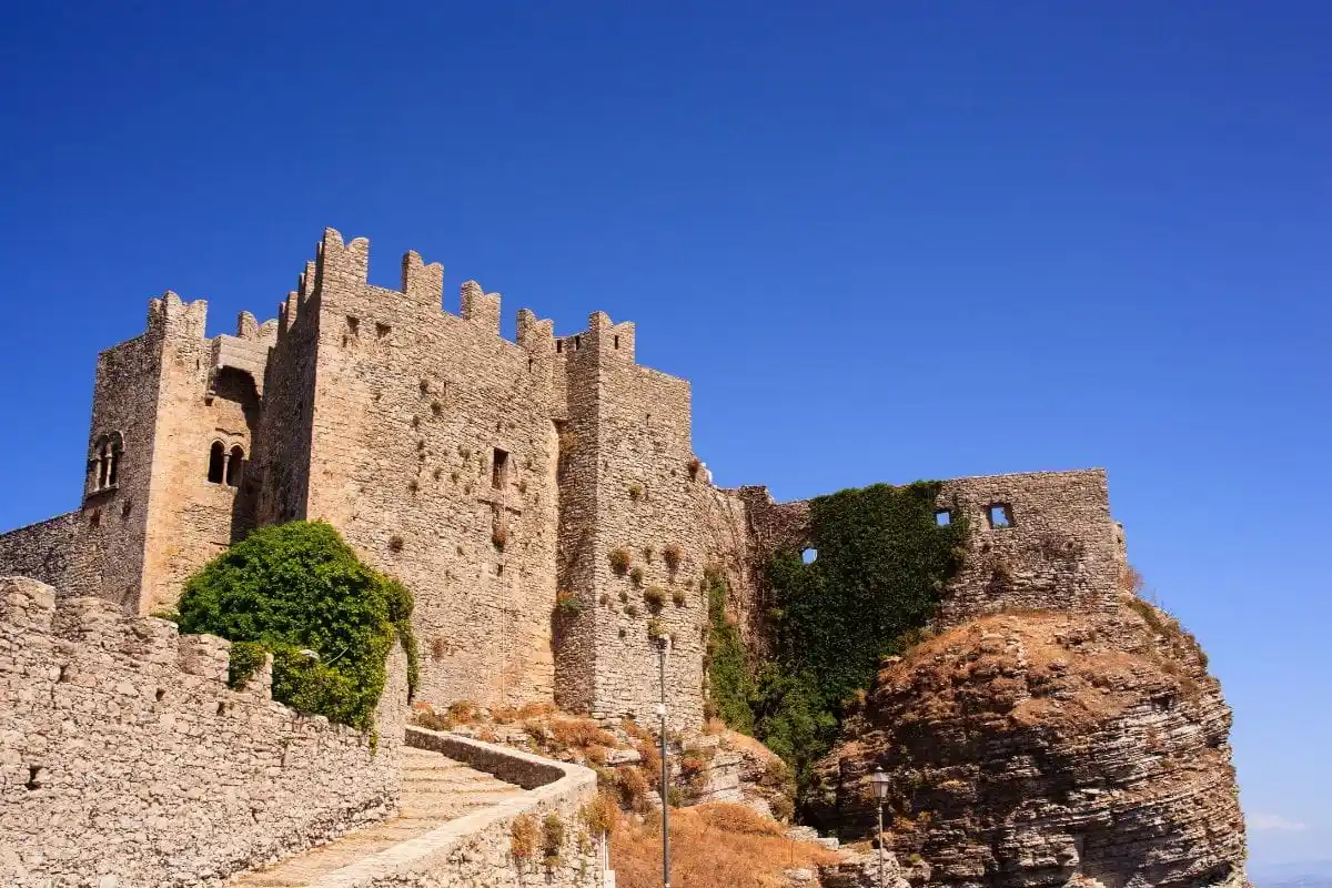 Castelo de Vênus em Erice com vista para a costa oeste da Sicília