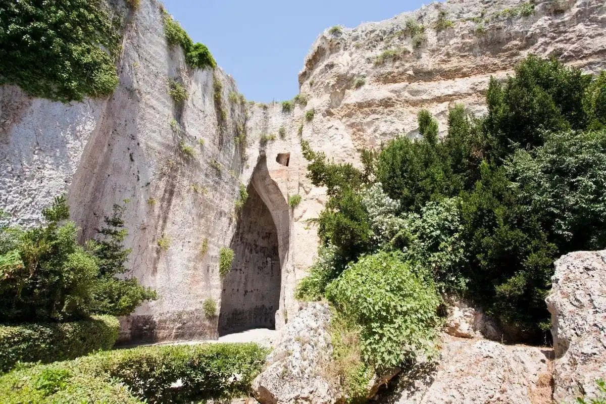 Caverna Orelha de Dionísio no parque arqueológico de Siracusa na Sicília
