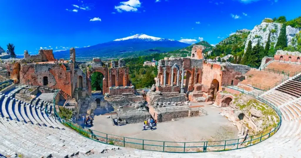 o que fazer na Sicília: teatro grego de Taormina com o Monte Etna ao fundo