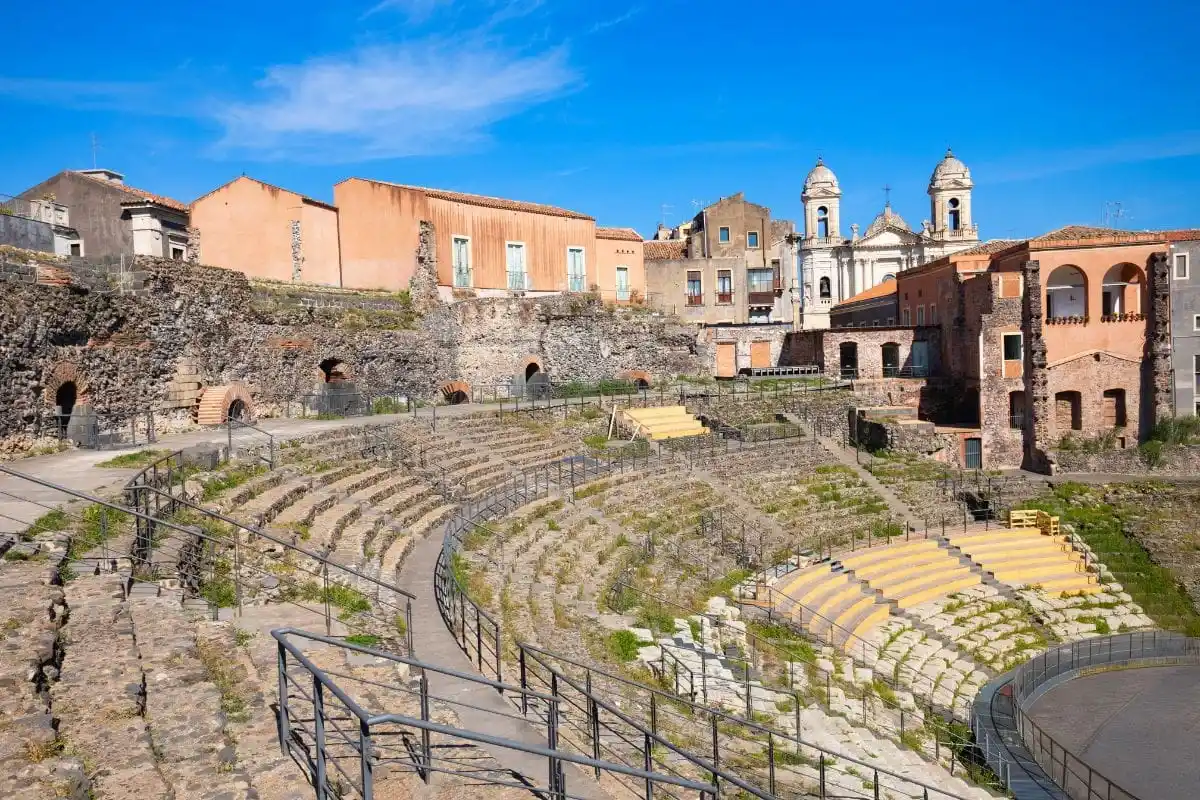Teatro romano de Catânia construído em pedra vulcânica na Sicília