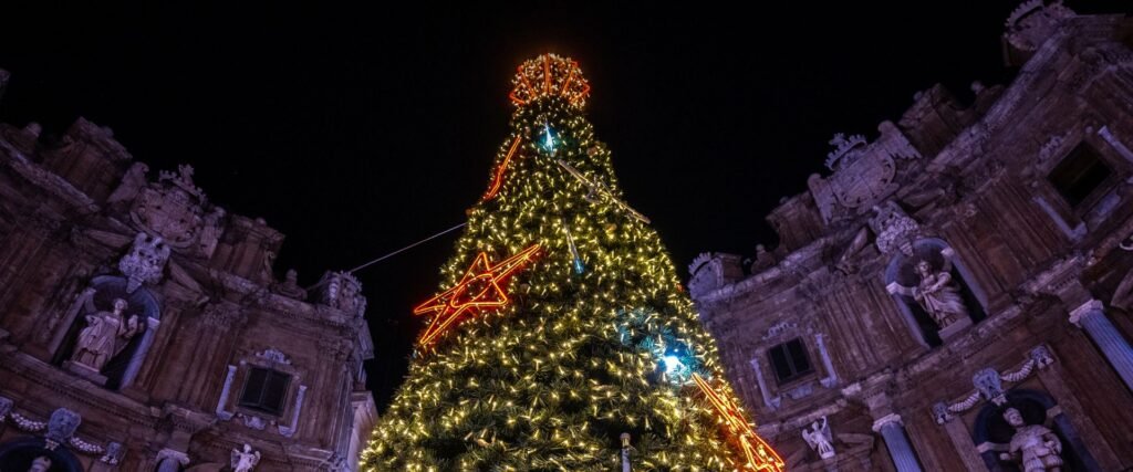 Réveillon na Sicília. Árvore de Natal em Palermo.